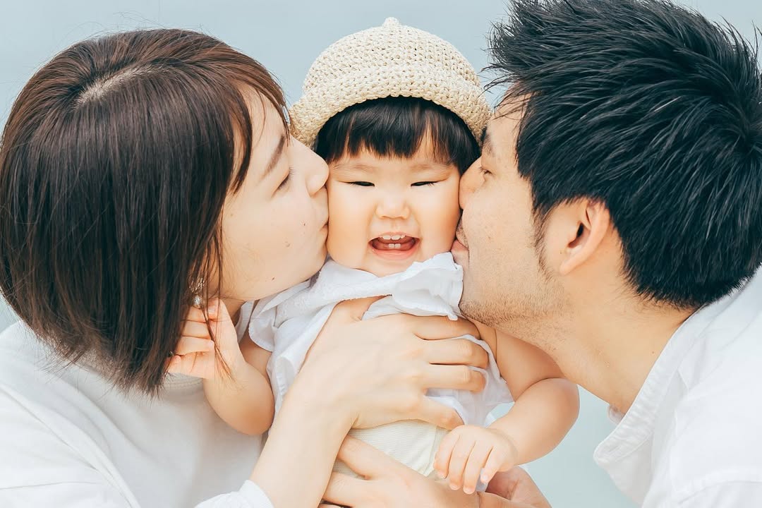 沖繩的陽光與海灘:攝影師Rikako捕捉家庭笑容