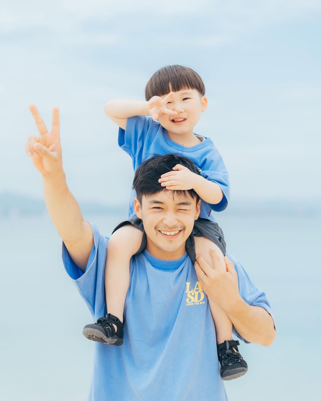 沖繩的陽光與海灘:攝影師Rikako捕捉家庭笑容