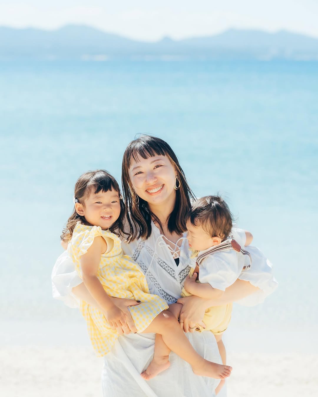 沖繩的陽光與海灘:攝影師Rikako捕捉家庭笑容