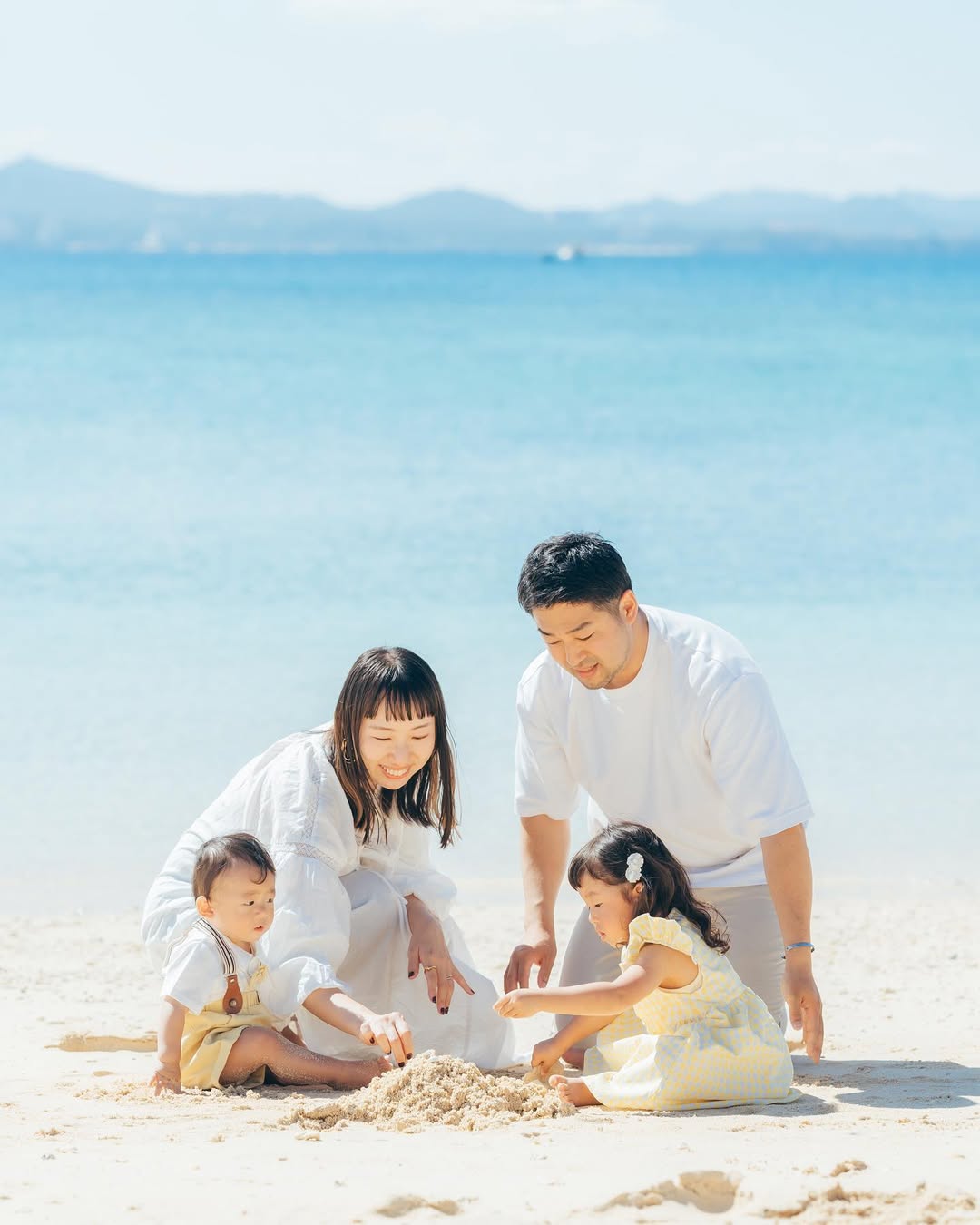 沖繩的陽光與海灘:攝影師Rikako捕捉家庭笑容