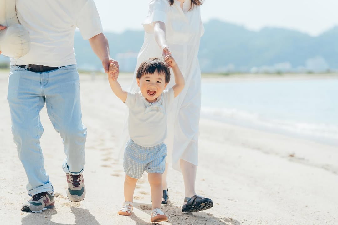 沖繩的陽光與海灘:攝影師Rikako捕捉家庭笑容