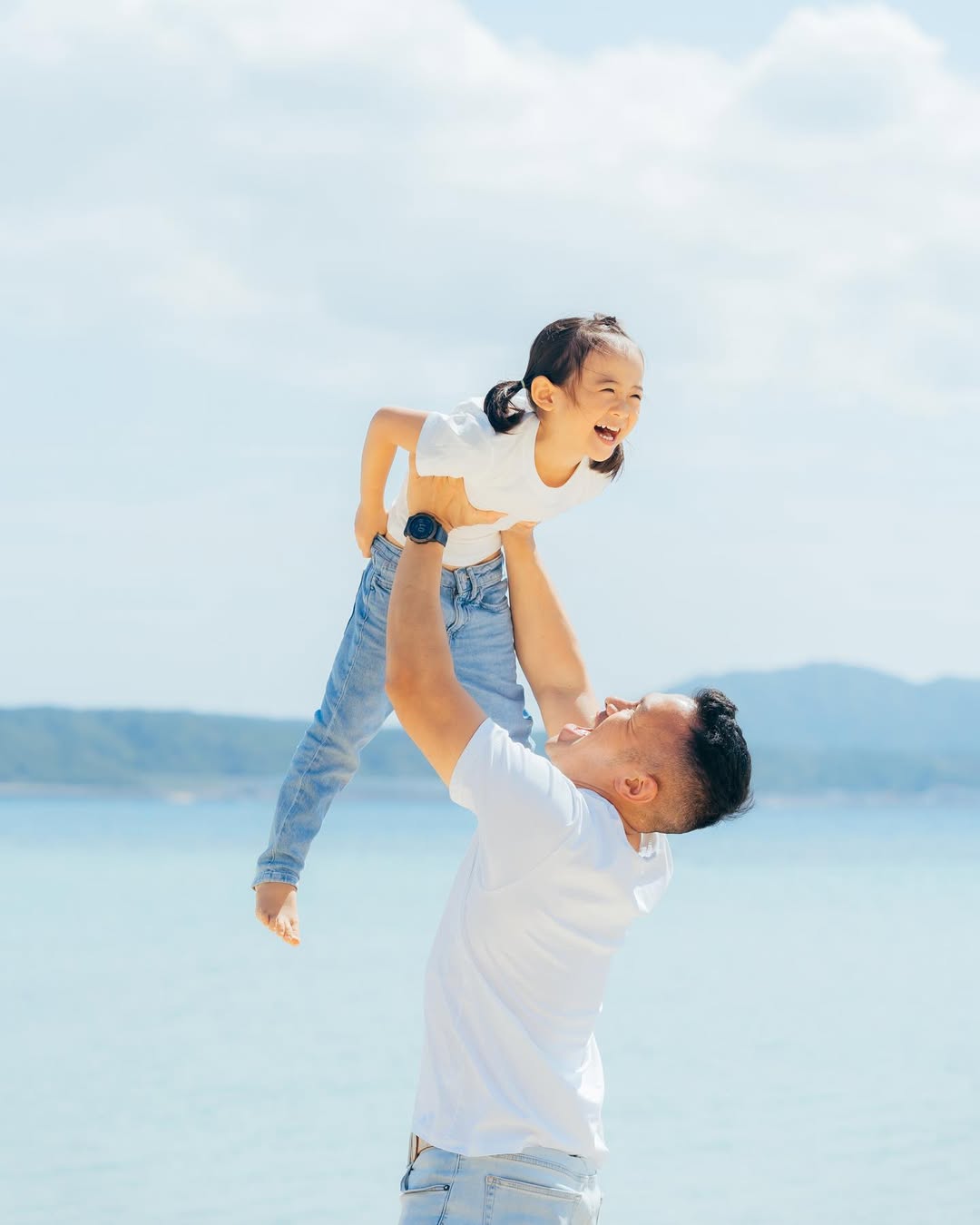 沖繩的陽光與海灘:攝影師Rikako捕捉家庭笑容