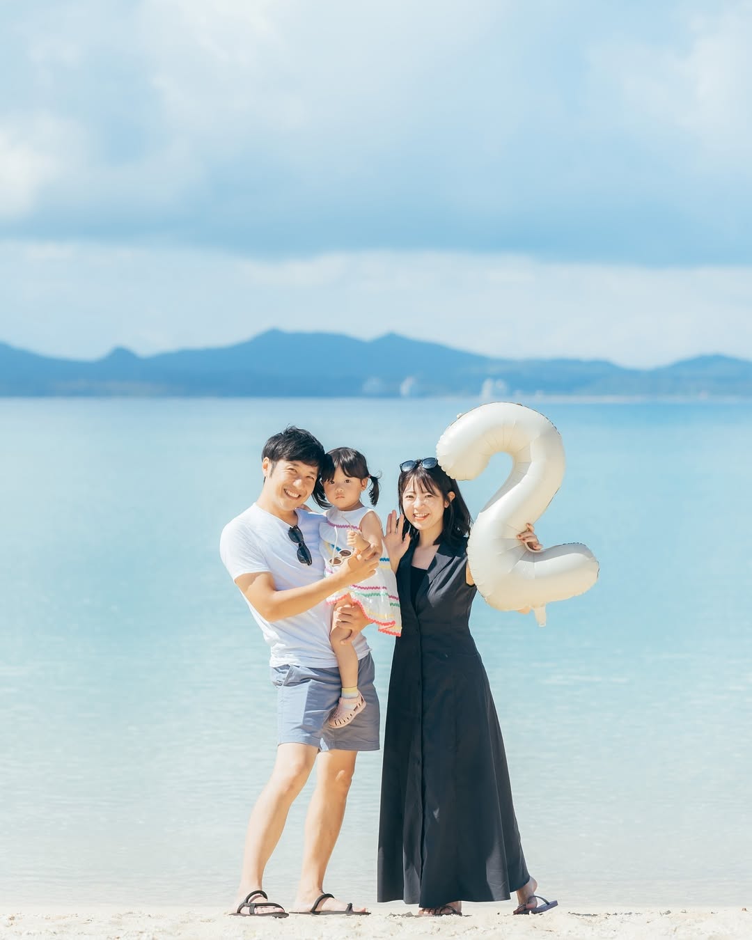 沖繩的陽光與海灘:攝影師Rikako捕捉家庭笑容