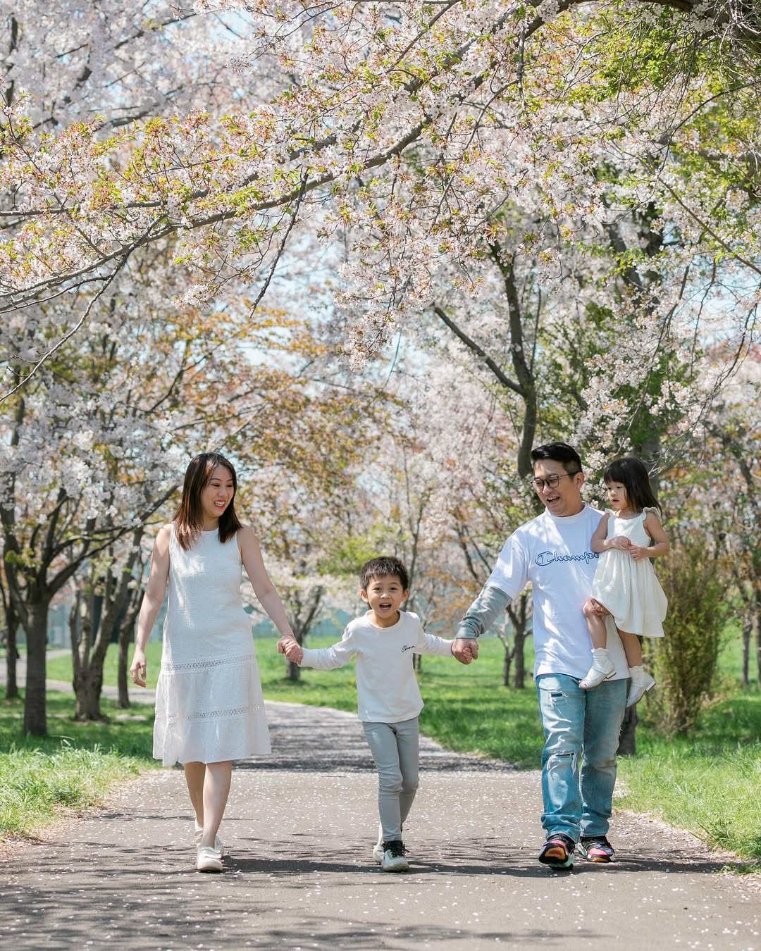 北海道札幌櫻花樹下的家庭時光:Yuko為你捕捉愛的瞬間