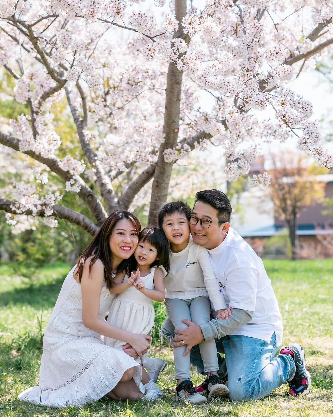 北海道札幌櫻花樹下的家庭時光:Yuko為你捕捉愛的瞬間