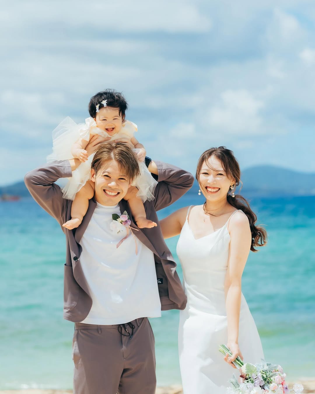 沖繩的陽光與海灘:攝影師Rikako捕捉家庭笑容