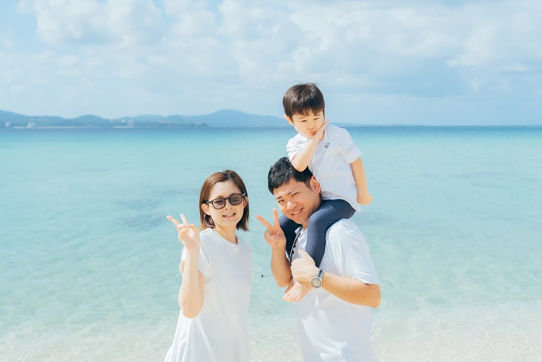 沖繩的陽光與海灘:攝影師Rikako捕捉家庭笑容