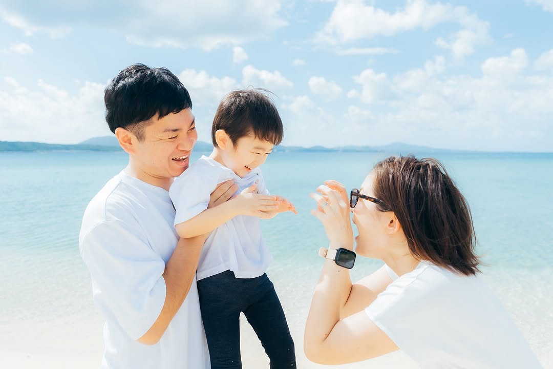 沖繩的陽光與海灘:攝影師Rikako捕捉家庭笑容