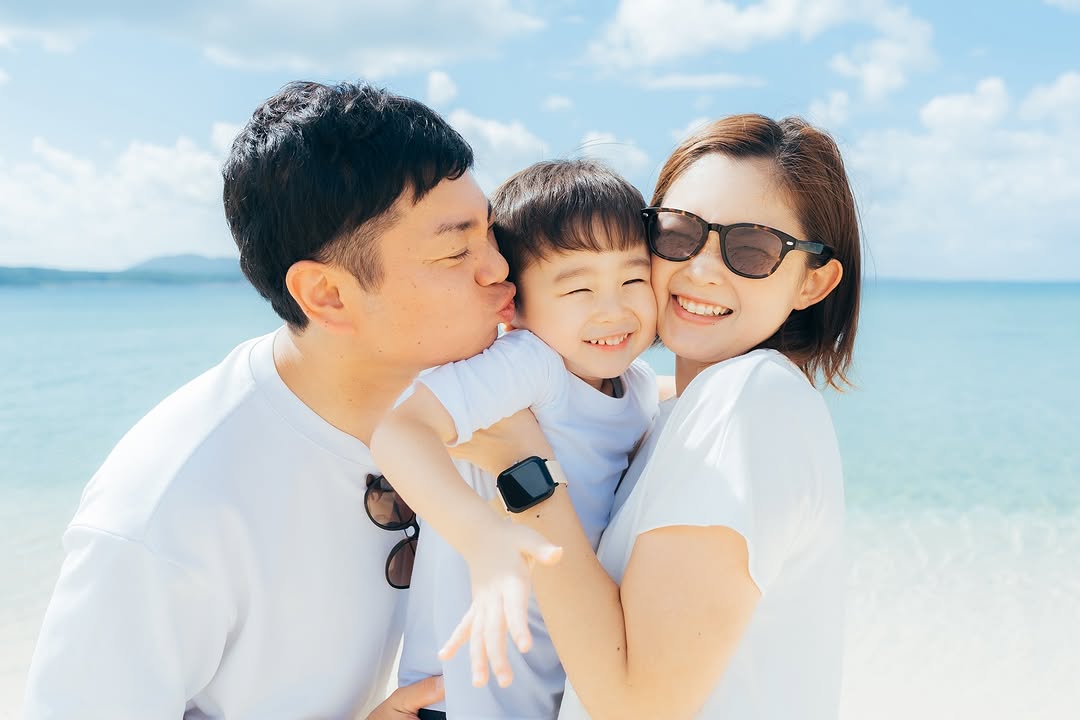 沖繩的陽光與海灘:攝影師Rikako捕捉家庭笑容