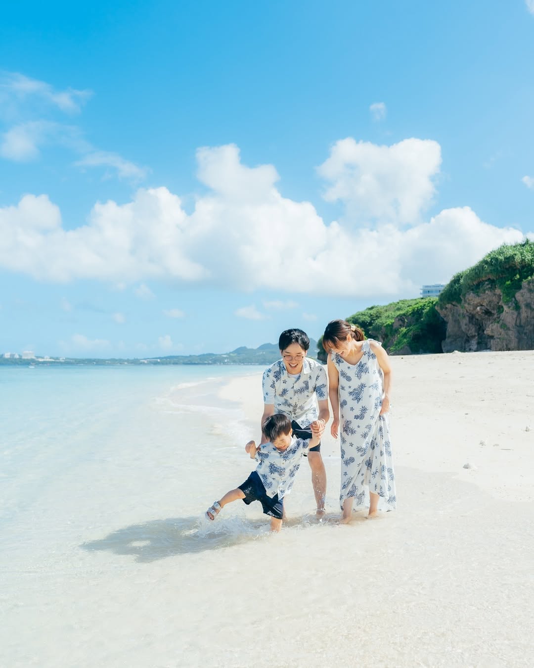 沖繩的陽光與海灘:攝影師Rikako捕捉家庭笑容