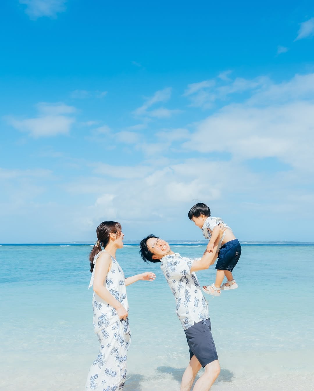 沖繩的陽光與海灘:攝影師Rikako捕捉家庭笑容