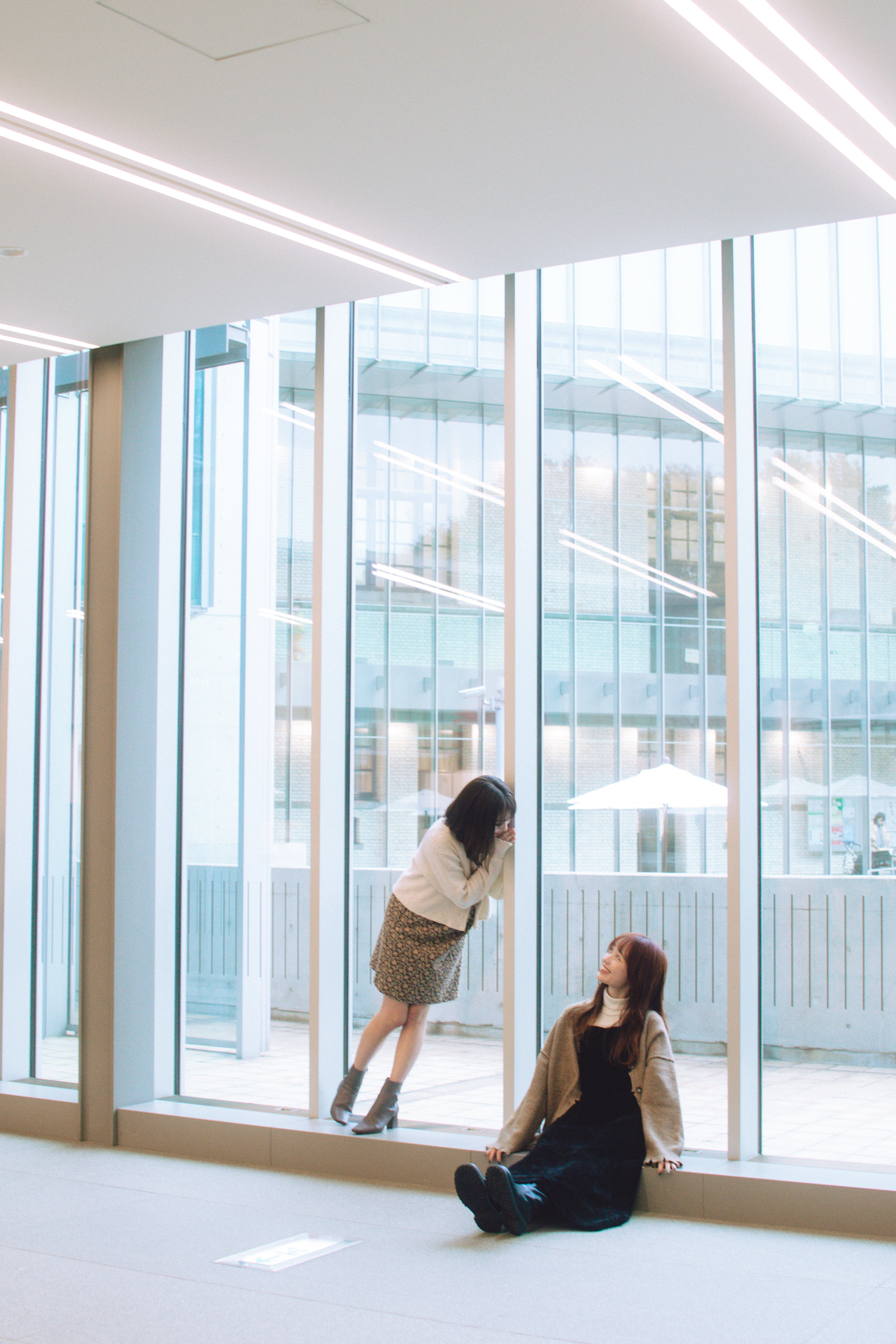 Candid moment capturing two best friends enjoying each other's company in Fukuoka. 捕捉到兩個最好的朋友在福岡享受彼此陪伴的自然時刻。 Travel photography in Fukuoka, Japan. 日本福岡的旅遊攝影。