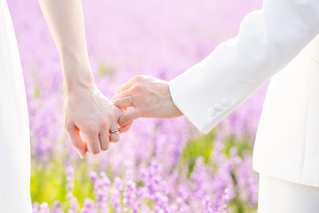 在北海道花開的天空下求婚:與 Yuko 定格愛的永恆起點