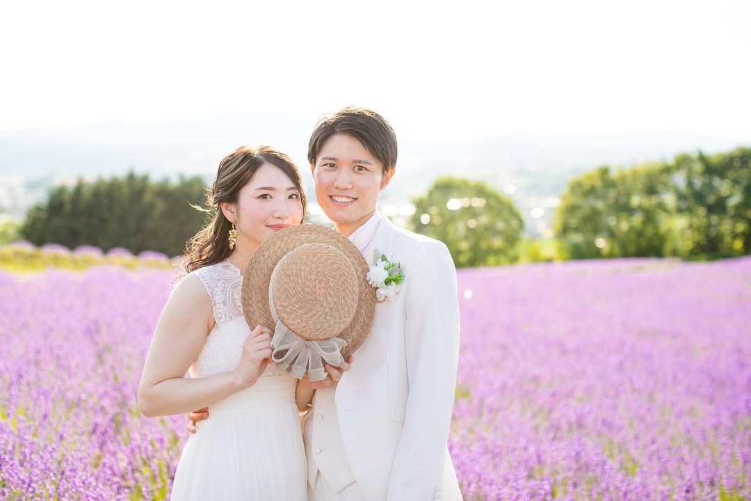 在北海道花開的天空下求婚:與 Yuko 定格愛的永恆起點