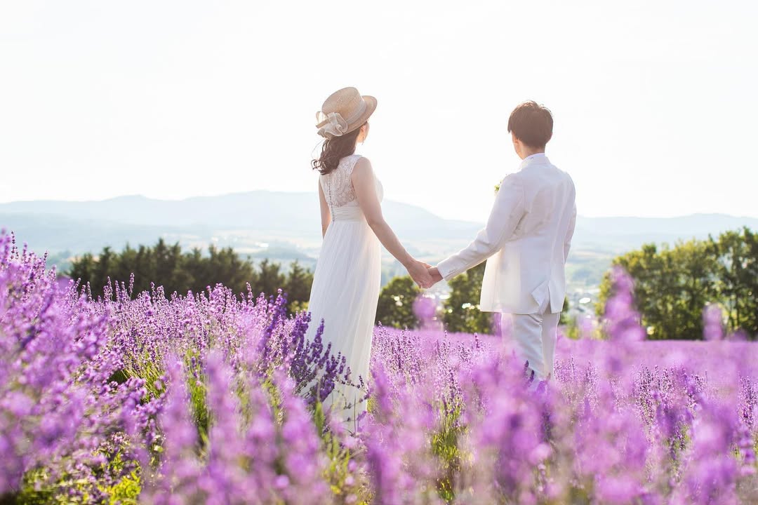 在北海道花開的天空下求婚:與 Yuko 定格愛的永恆起點