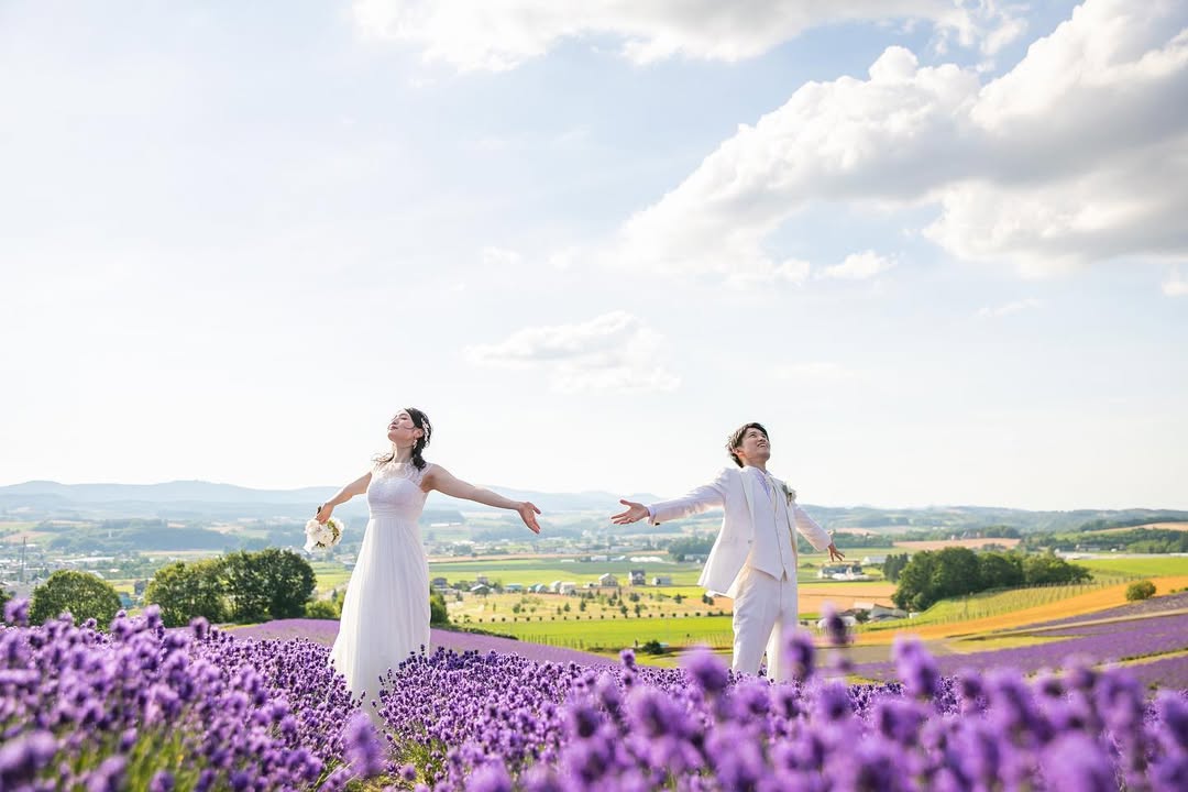 在北海道花開的天空下求婚:與 Yuko 定格愛的永恆起點