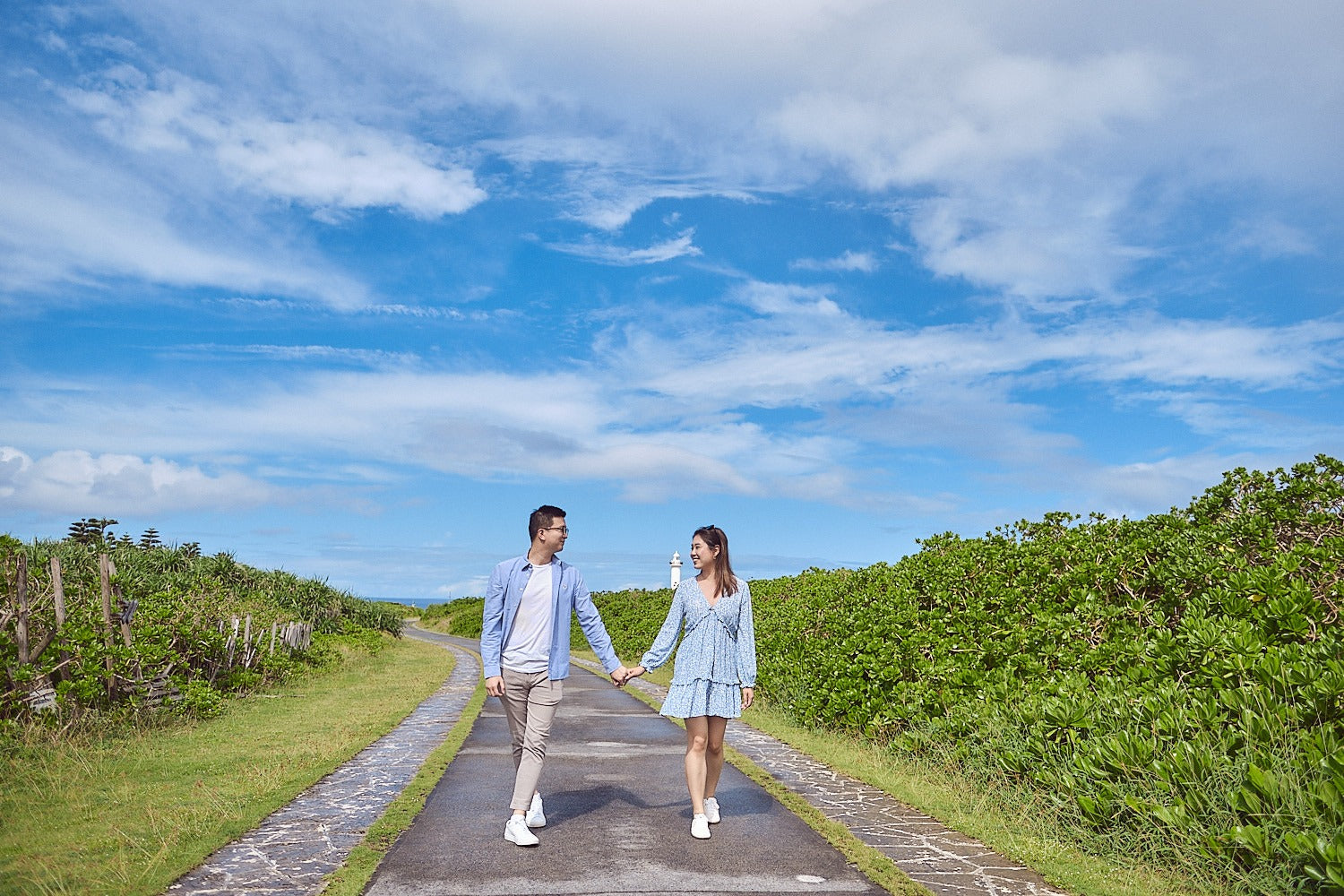 在沖繩的花海與蔚藍海景中求婚:Joe 溫柔記錄愛的開始