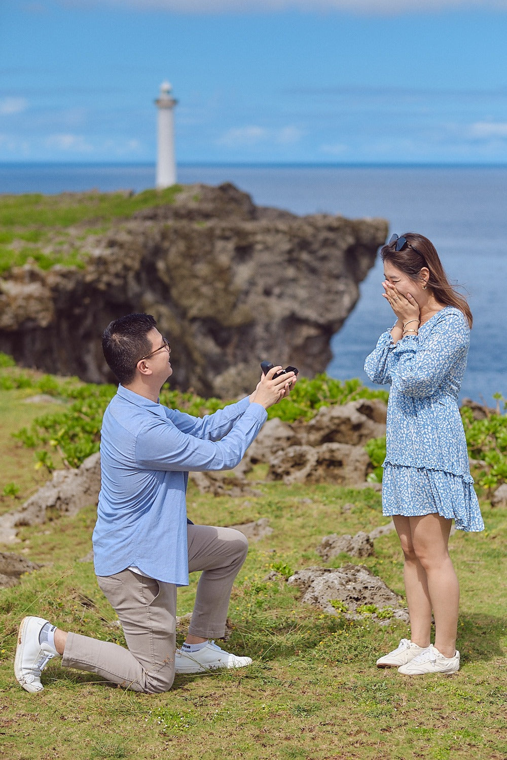 在沖繩的花海與蔚藍海景中求婚:Joe 溫柔記錄愛的開始