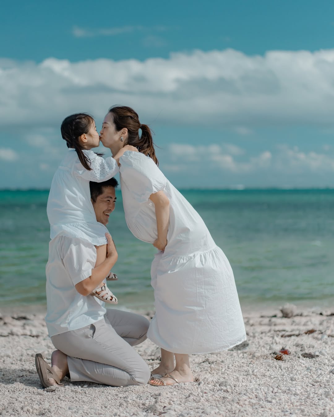 在沖繩的藍天與海浪之間，留下最燦爛的家庭笑容：由 Minori 溫柔記錄