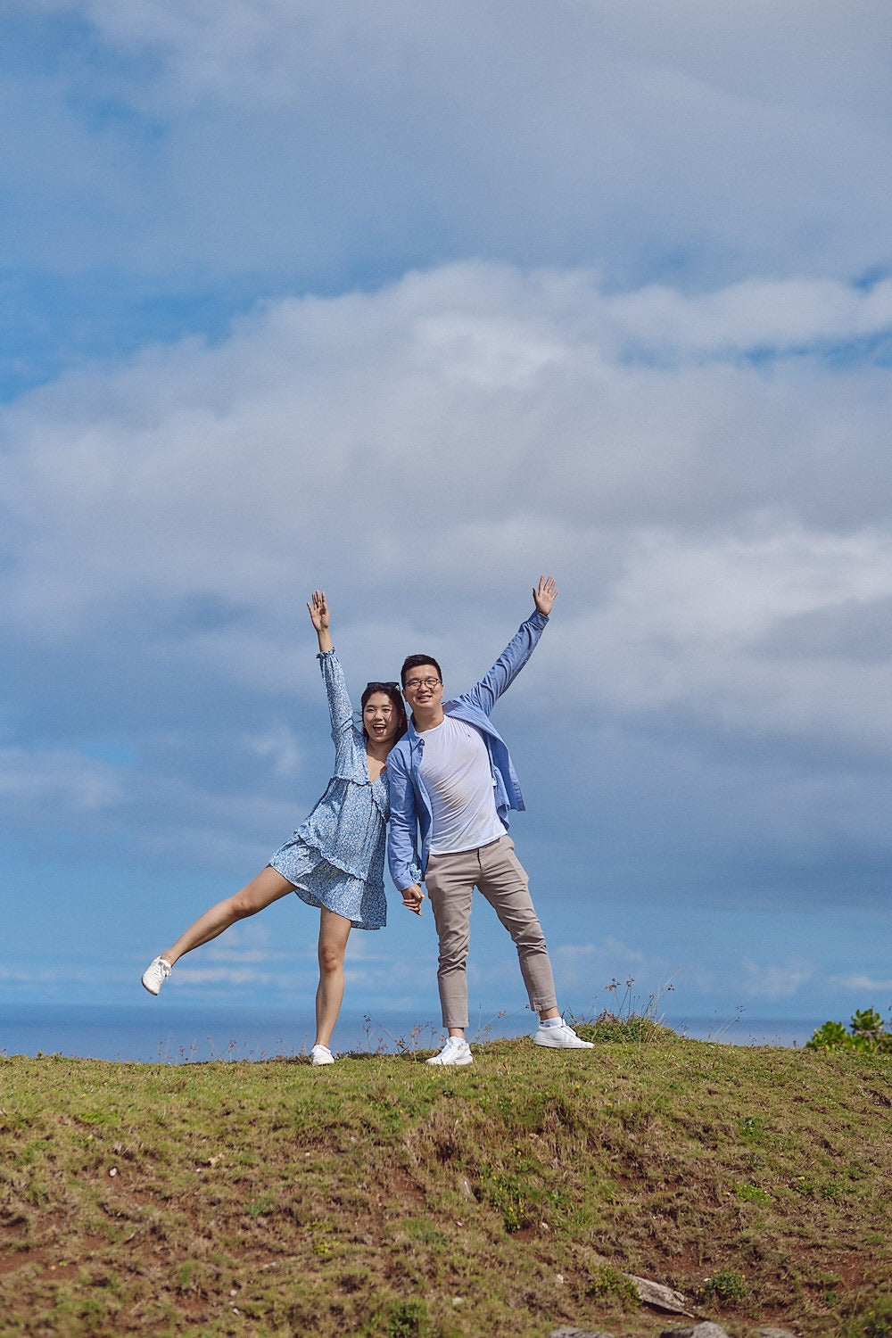 在沖繩的花海與蔚藍海景中求婚：Joe 溫柔記錄愛的開始