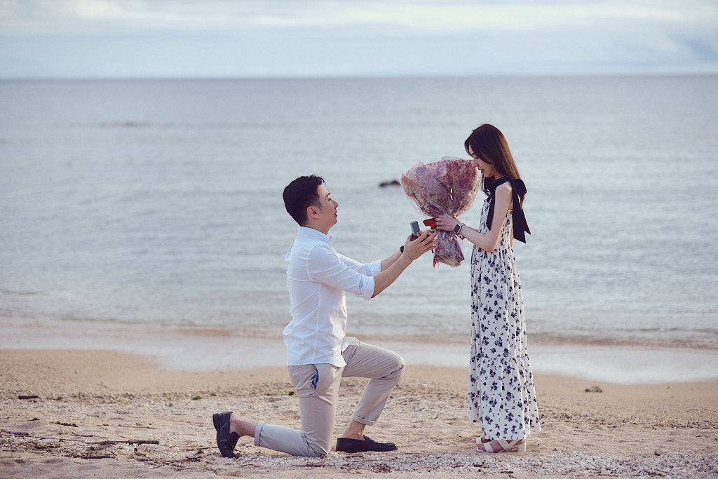在沖繩的花海與蔚藍海景中求婚：Joe 溫柔記錄愛的開始