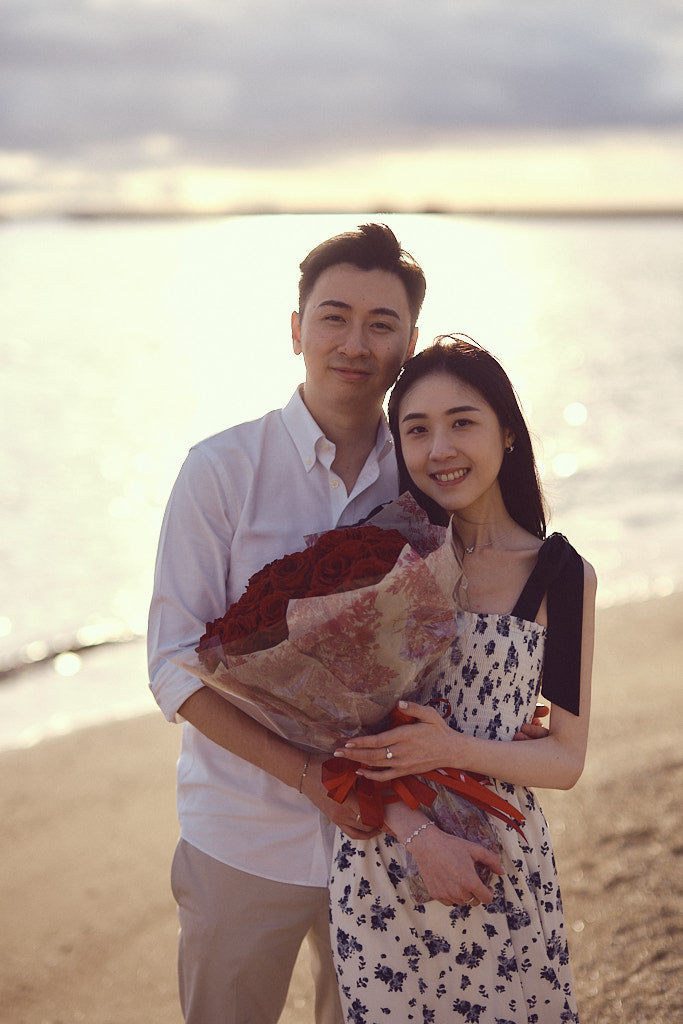 在沖繩的花海與蔚藍海景中求婚：Joe 溫柔記錄愛的開始